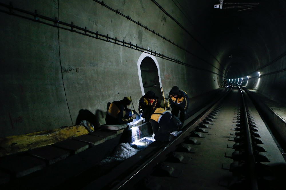 七星铁路运营隧道病害现状